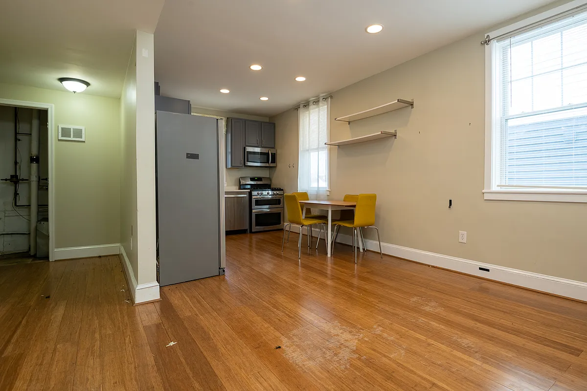 Building Photo - 1039 Evarts St NE #2