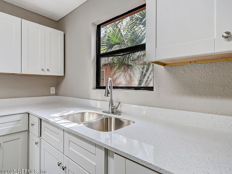 1st image of 1004 W 26TH Street