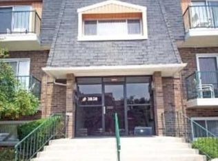 3850 S Parkway Dr APT 2C, Northbrook, IL 60062