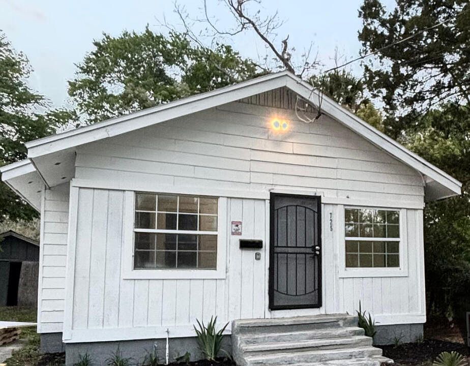 1st image of 725 W 16 Street