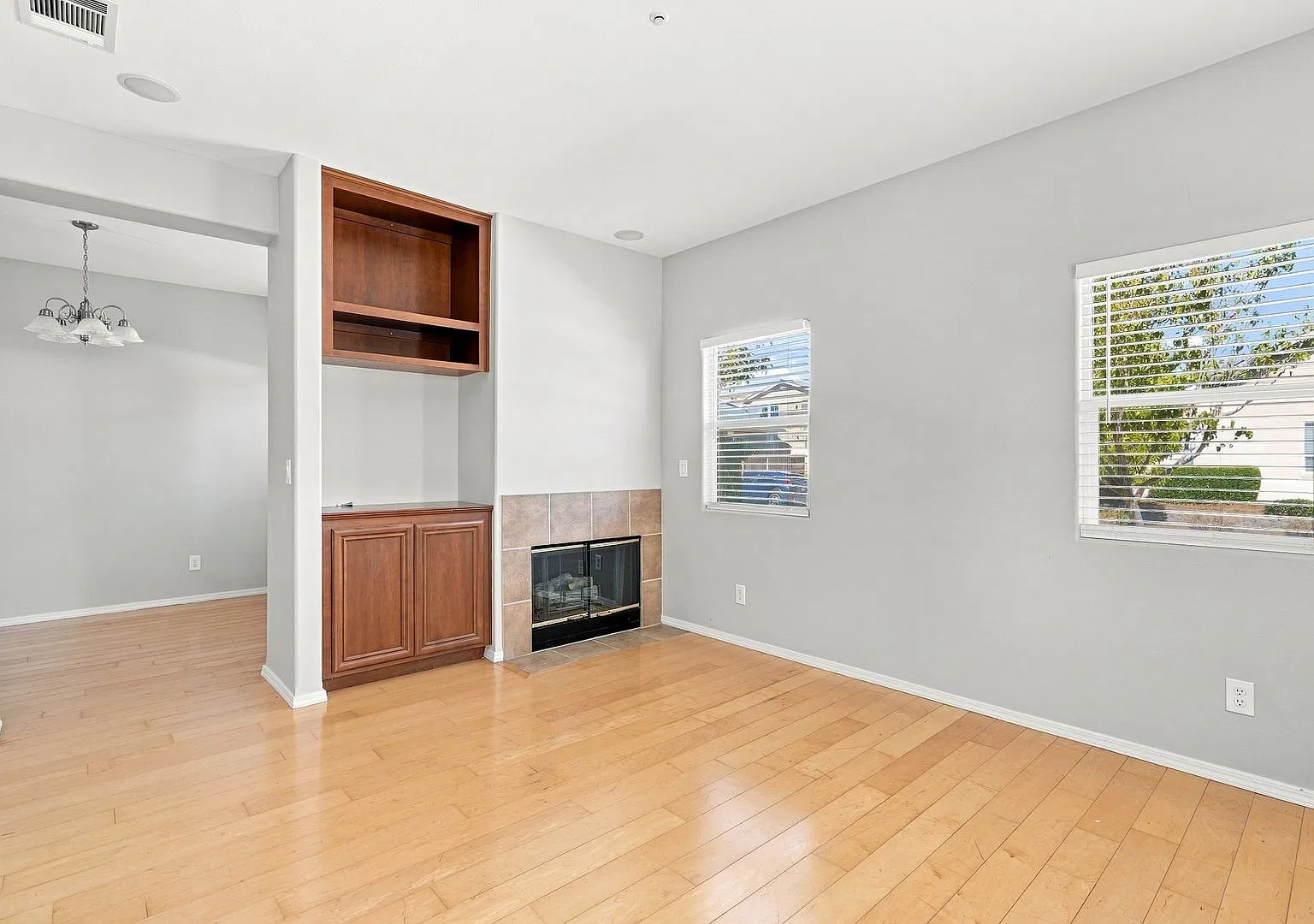 Pet Friendly Spacious and Modern 4bd/3ba Home with 2-Car Garage — Photo 3