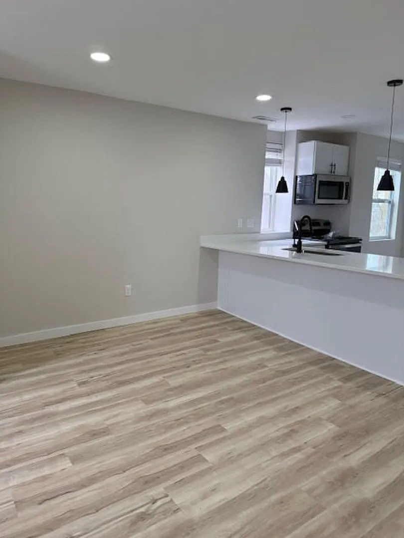 939 Chateau Ave — Photo 4
