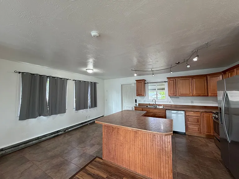 320 Thomas Cir — Photo 8
