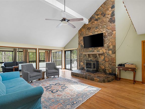 3rd image of 1493 Iroquois Dr