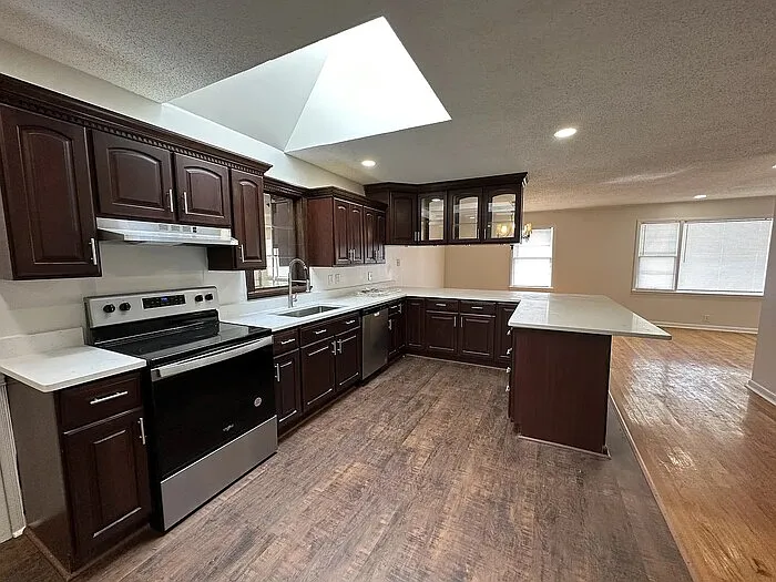 4 bed, 2.0 bath, 2528 sqft, $1,900 — Photo 4