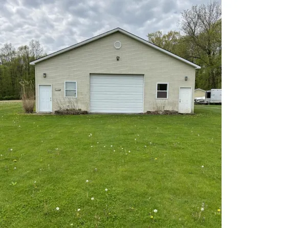 10069 Silver Lake Rd, Linden, MI 48451