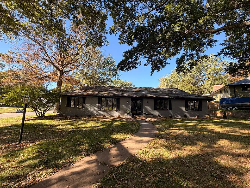 2214 E Ridgewood Dr