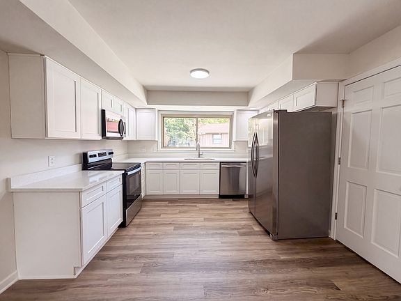 2nd image of 212 Islandia Ct W