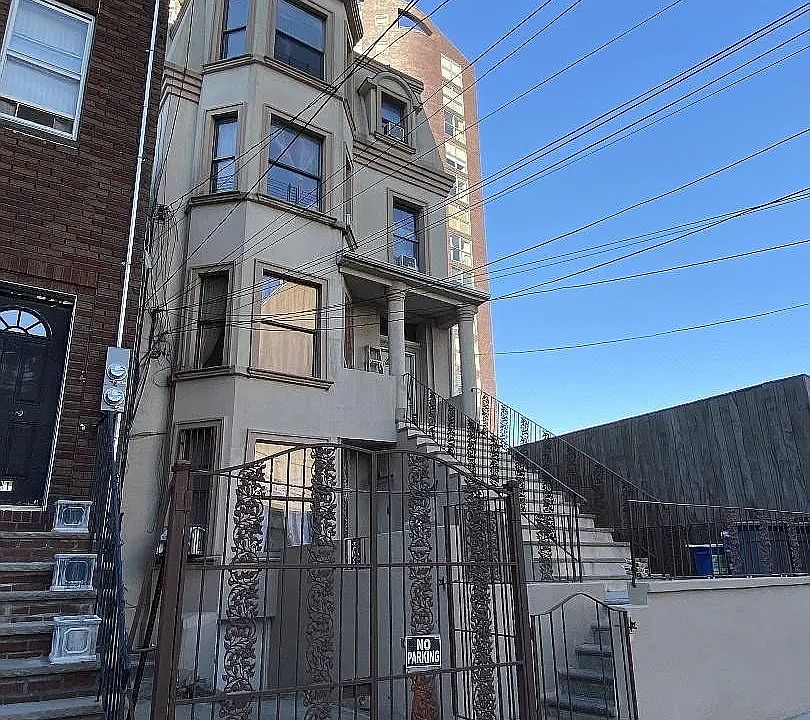 1st image of 1127 31st Dr