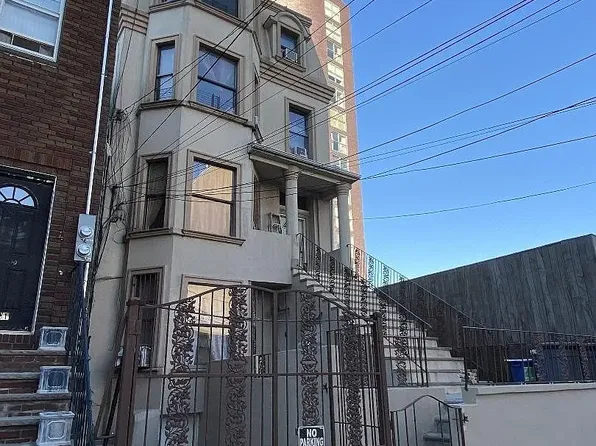 1127 31st Dr, Astoria, NY 11106