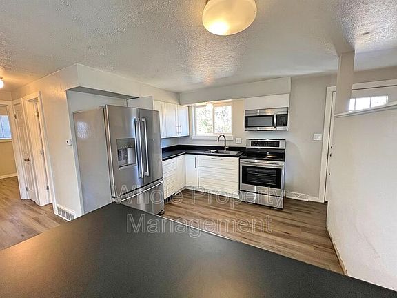3rd image of 2827 W Park Pl