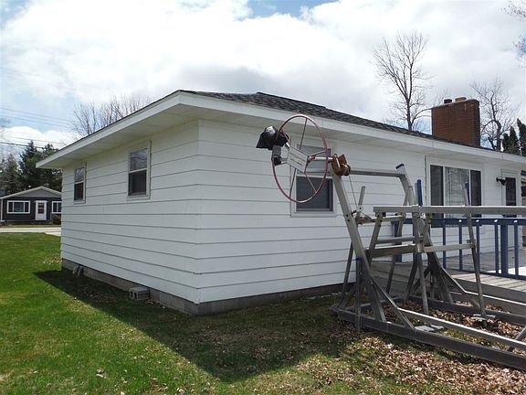 3rd image of 922 Iroquois Ave