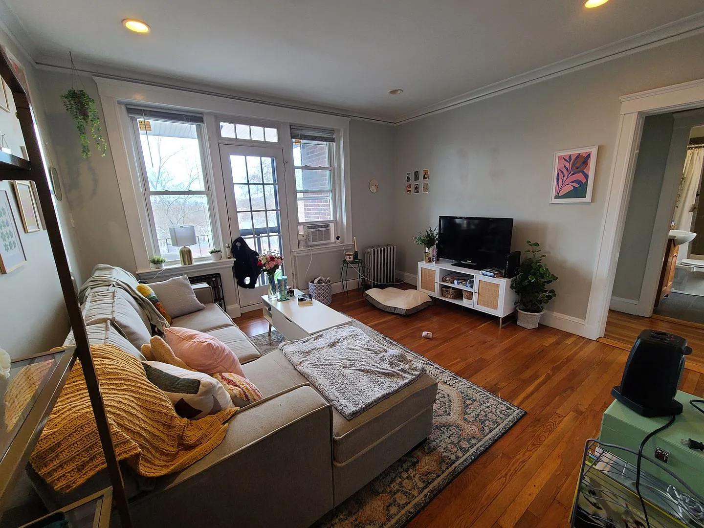 Renovated 1 bed - Dishwasher - Granite Counters - Stainless Appliances - Close to BC — Photo 2