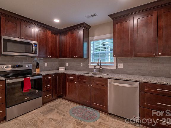 5th image of 310 Groves Ave