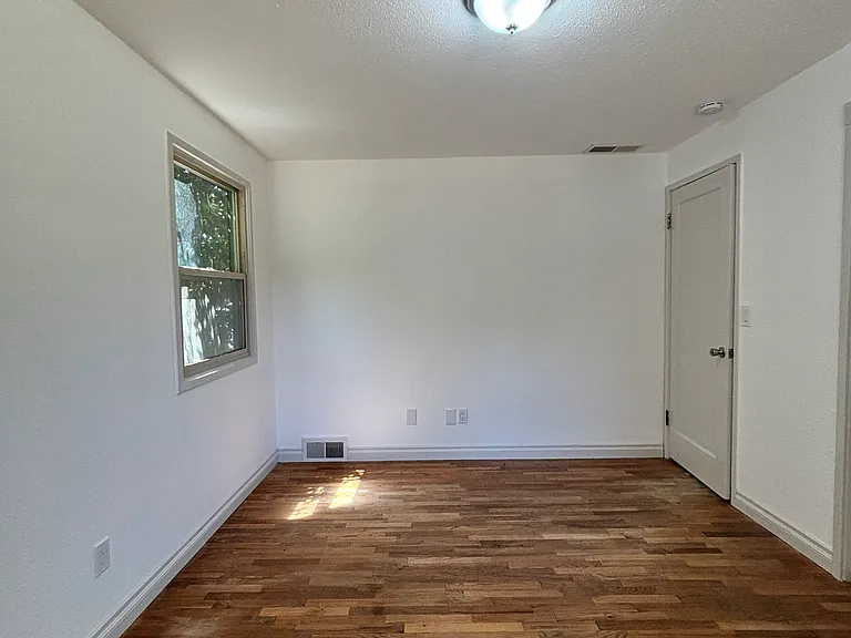 607 S 72nd Ave — Photo 14