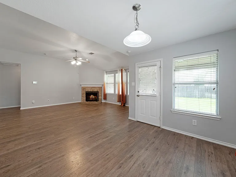 2105 Arthur St — Photo 5