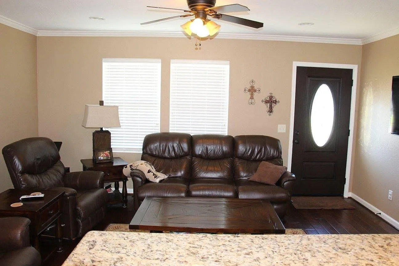 3 bed, 2.0 bath, 1133 sqft, $2,350 — Photo 3