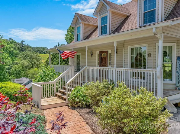 39 Golden Ln, Leicester, NC 28748
