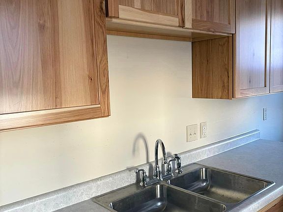 3rd image of 816 Elm Ave W