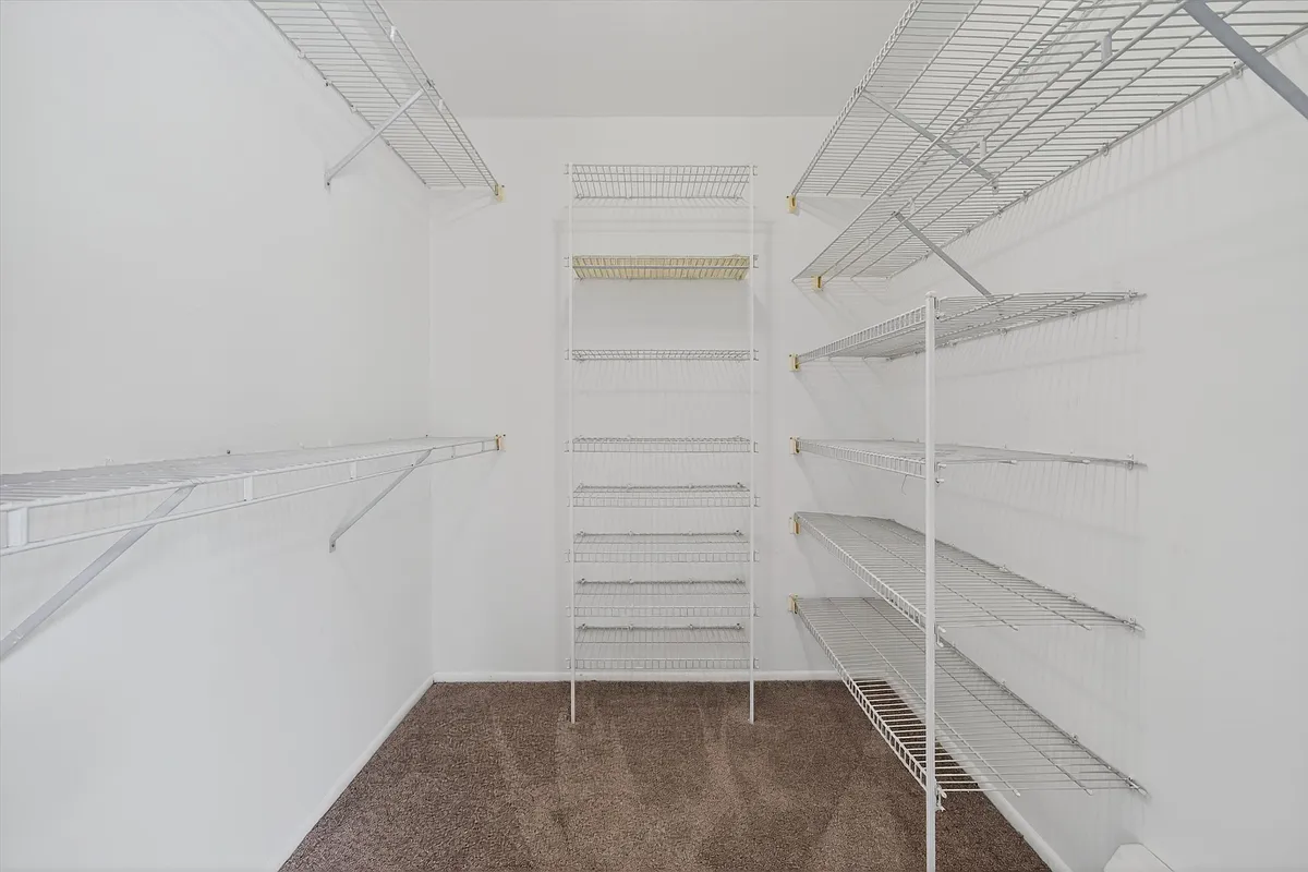 Building Photo - 31 Doxbury Ln #31