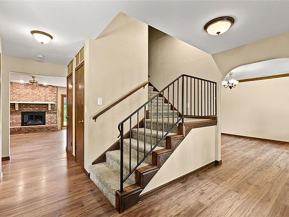 4th image of 2442 Edgewood Dr