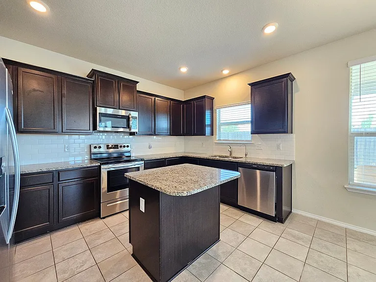 3901 Brunswick Dr — Photo 7