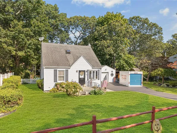 35 Ozark Street, Ronkonkoma, NY 11779