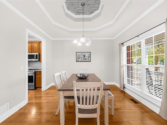 5th image of 144 Manor Pl