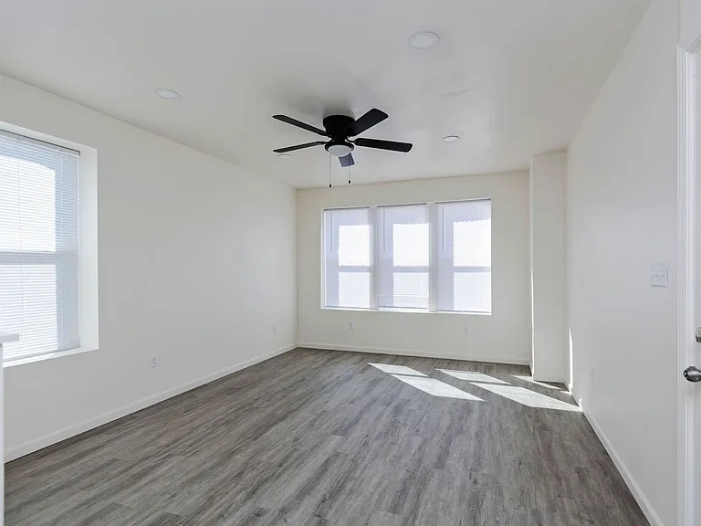 6043 Clemens Ave — Photo 12