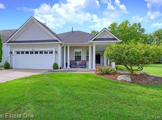 3528 Riverside Dr, Auburn Hills, MI 48326