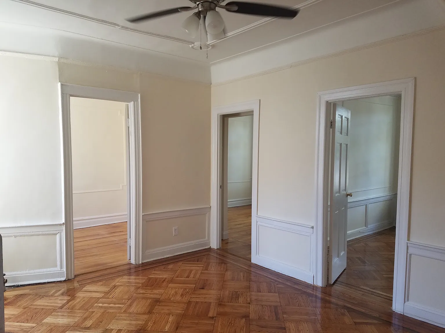 3 bed, 1000 sqft, $3,200 — Photo 2
