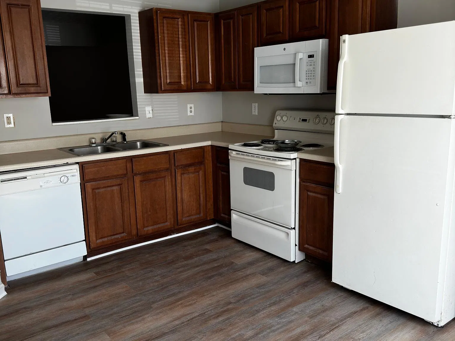 3 bed, 2.5 bath, 1560 sqft, $1,700 — Photo 2
