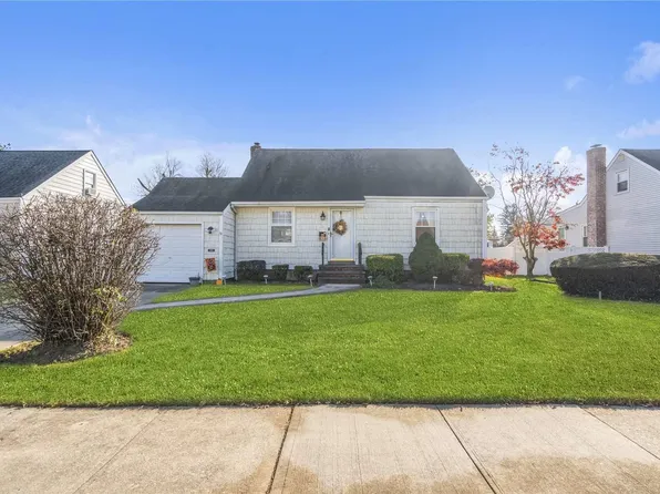 11 Carson Street, Bethpage, NY 11714