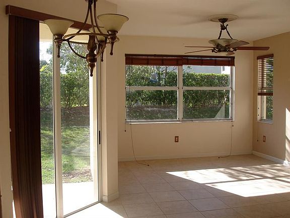 4th image of 942 NE 37th Ave