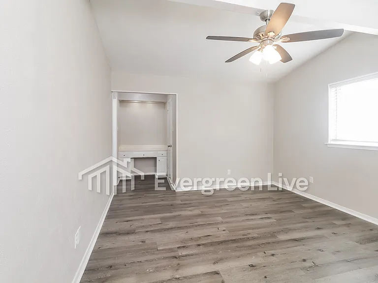 2404 Heathercrest Dr — Photo 9