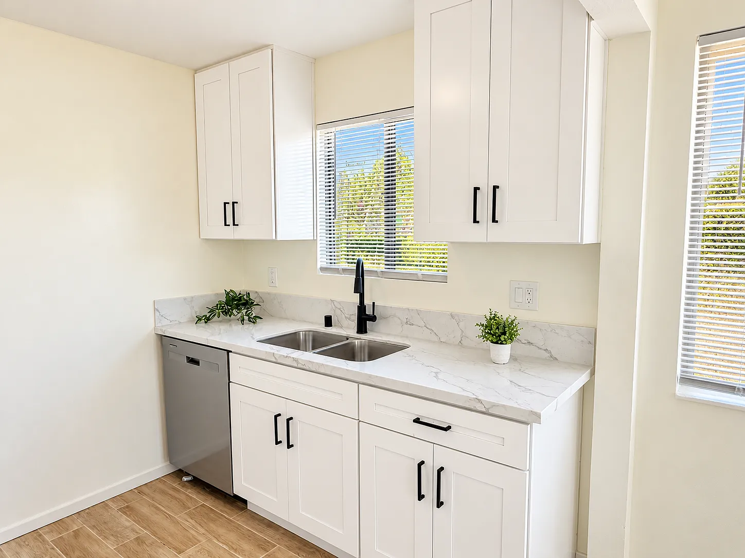 3 bed, 1105 sqft, $3,295 — Photo 4