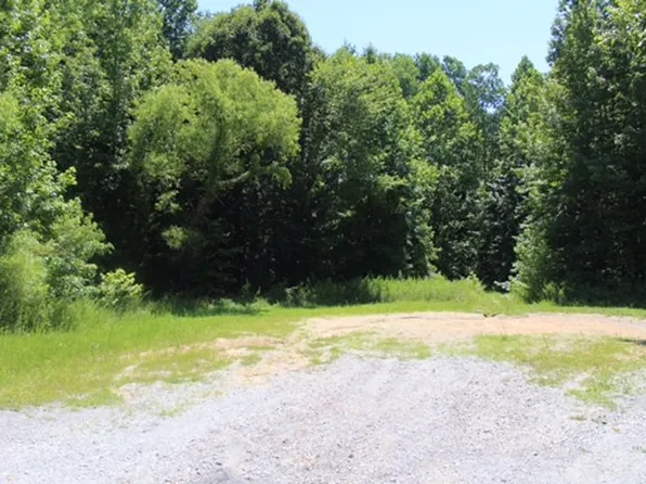 250 Country Club Ln, Holladay, TN 38341