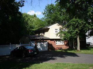 196 Hollowbrook Dr, Ewing, NJ 08638