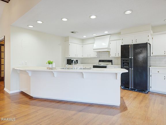 4th image of 406 Carmen Dr