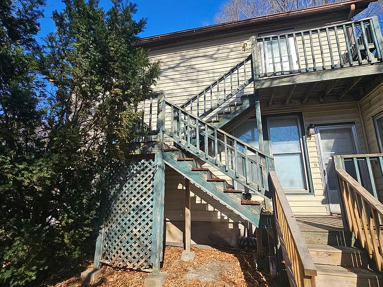 929 Bridge Ave — Photo 2