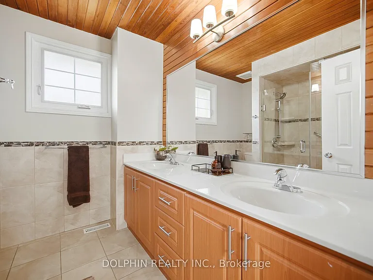 1090 Vanier Dr — Photo 29