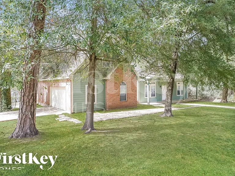 295 Cypress Dr — Photo 2