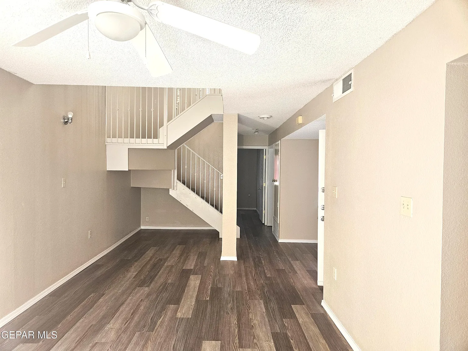 3 bed, 2.0 bath, 1101 sqft, $1,300 — Photo 3