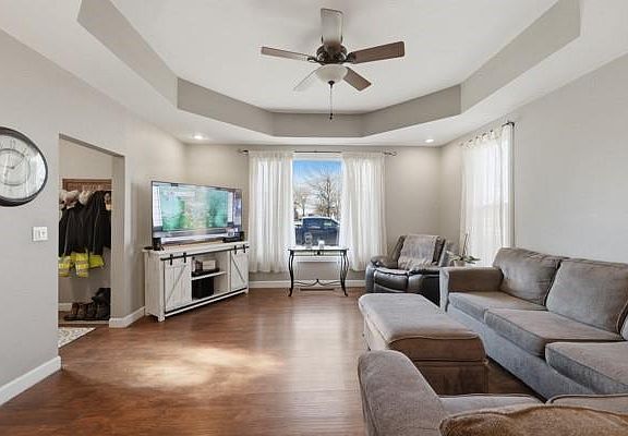 4th image of 206 E 13th St