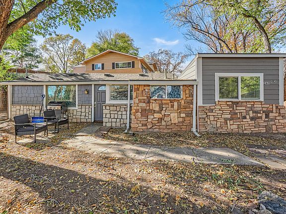 Cute cottage behind the main house right next to downtown!