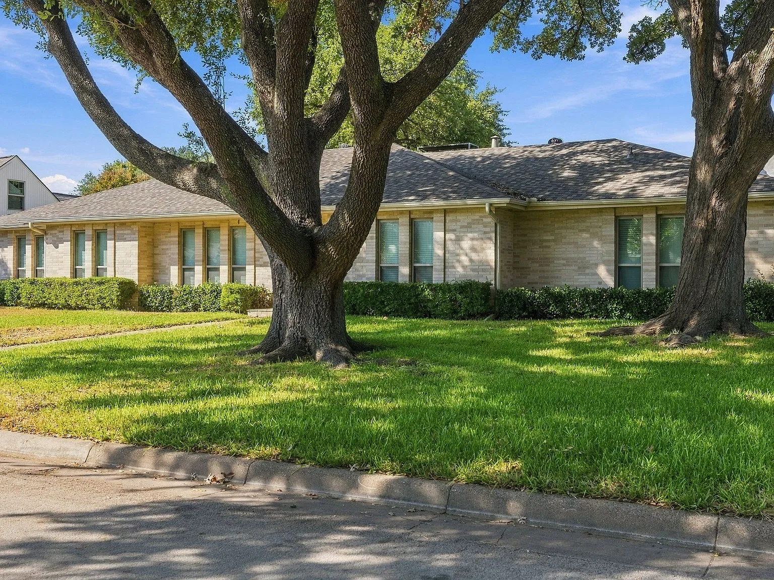 4 bed, 2388 sqft, $4,700 — Photo 3