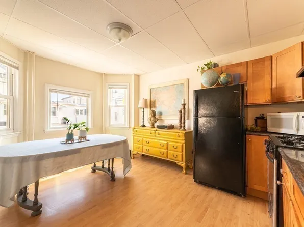 202 Washington St #1F, Somerville, MA 02143