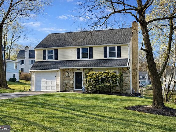 2nd image of 2310 Edge Hill Rd