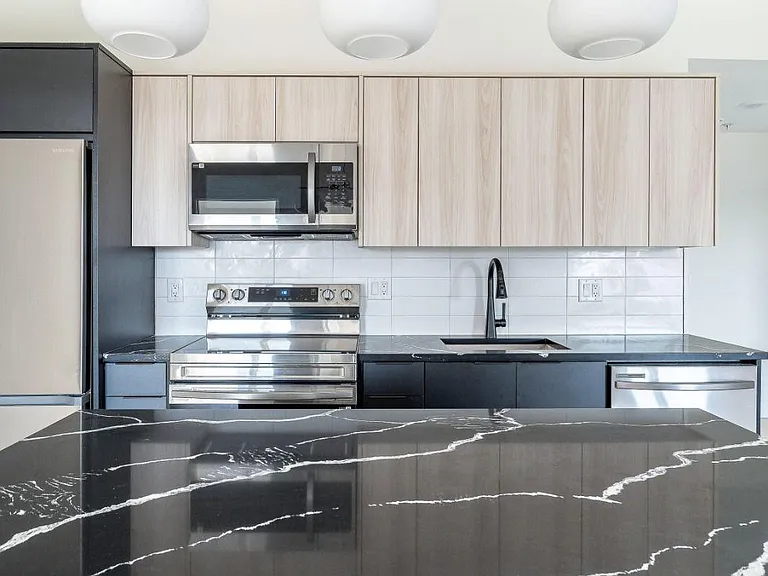 Q10 Luxury Apartments — Photo 25