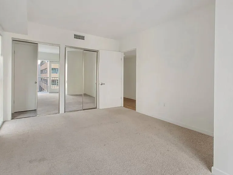 Mayfair Residences — Photo 32